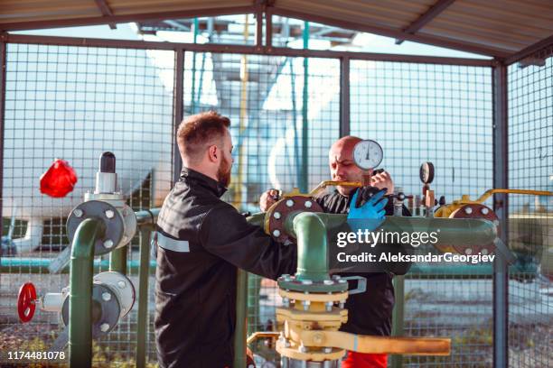 schließen des druckventils - brennbar stock-fotos und bilder