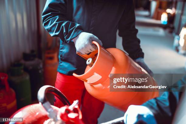 kollegor som arbetar i liquified gas butik - butan bildbanksfoton och bilder