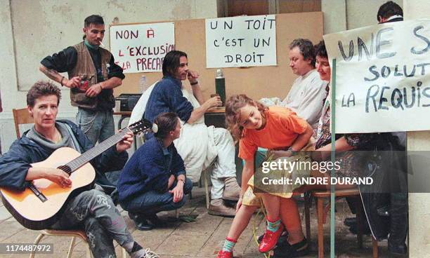 Des militants associatifs se détendent, le 01 juin, devant une aile inoccupée de l'hôpital Saint-Charles à Montpellier, qu'ils ont réquisitionnée la...