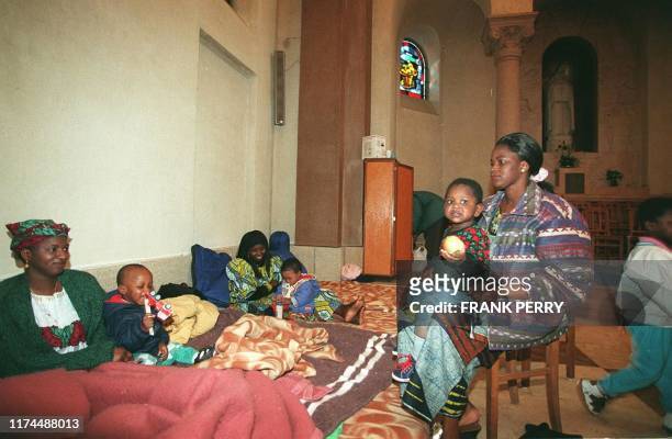 Des femmes africaines avec leurs enfants sont installées sur des matelas dans une chapelle de l'église Sainte-Thérèse, le 05 mai à Nantes. Une...