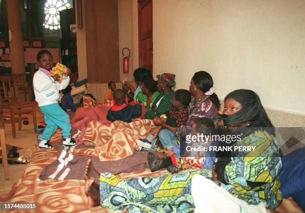 Des femmes africaines avec leurs enfants sont installées sur des matelas dans une chapelle de l'église Sainte-Thérèse, le 05 mai à Nantes. Une...
