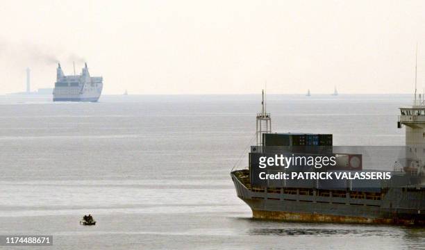 Le cargo mixte de la Société nationale Corse Méditerranée , le "Pascal Paoli" , quitte le port de Marseille, le 27 septembre 2005, après que des...
