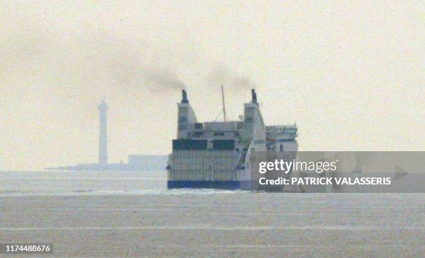 Le cargo mixte de la Société nationale Corse Méditerranée , le "Pascal Paoli", quitte le port de Marseille, le 27 septembre 2005, après que des...