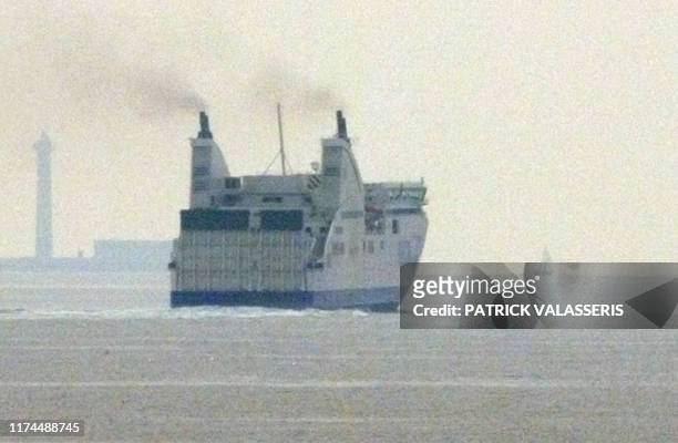Le cargo mixte de la Société nationale Corse Méditerranée , le "Pascal Paoli", quitte le port de Marseille, le 27 septembre 2005, après que des...