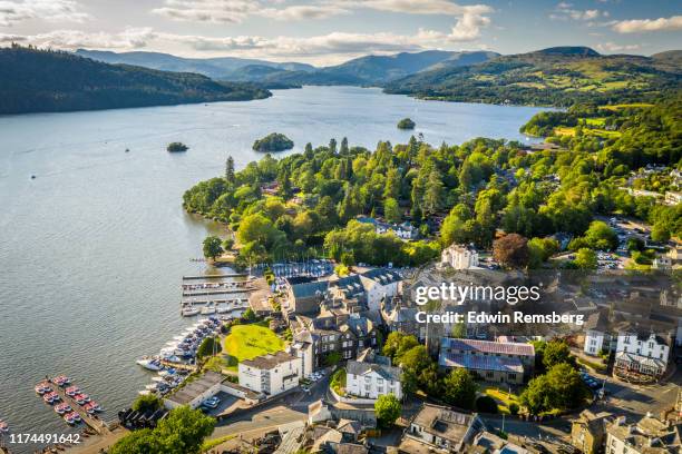 town on the lake - lake district stock-fotos und bilder