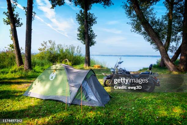 vakantie met een motorfiets op het niegocin-meer, mazurië, polen - gizycko stockfoto's en -beelden