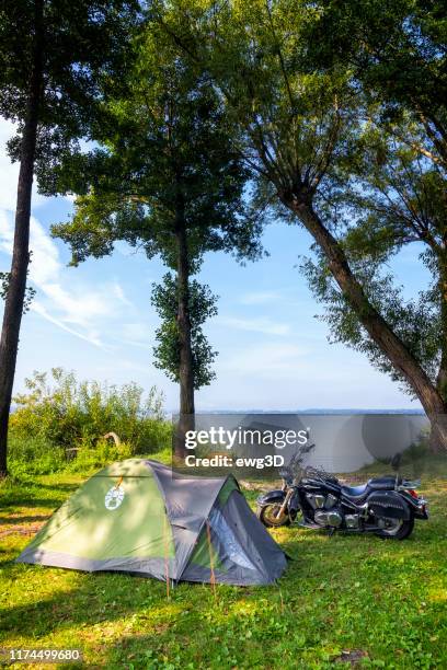 vakantie met een motorfiets op het niegocin-meer, mazurië, polen - gizycko stockfoto's en -beelden