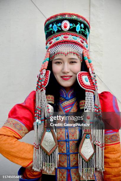 de bruid folklore kostuum uit binnen-mongolië, china. - mongoolse etniciteit stockfoto's en -beelden