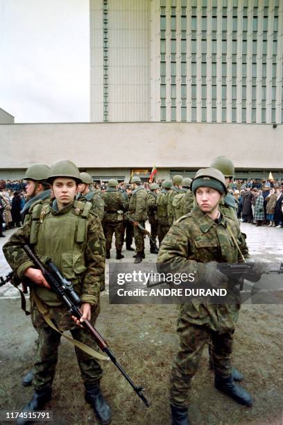Soviet paratroopers occupy the press printing house as Lithuanian demonstrate on January 11, 1991 in Vilnius as Soviet army continues its takeover on...
