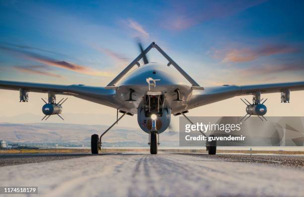 veicolo aereo armato senza equipaggio sulla pista - ripresa di drone foto e immagini stock