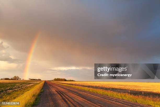 tormenta saskatchewan canadá persiguiendo - landscap with rainbow fotografías e imágenes de stock