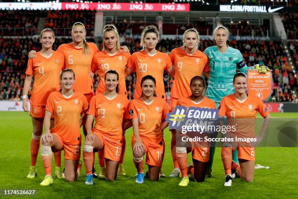 Back row: Merel van Dongen of Holland Women, Anouk Dekker of Holland Women, Jill Roord of Holland Women, Dominique Bloodworth of Holland Women,...
