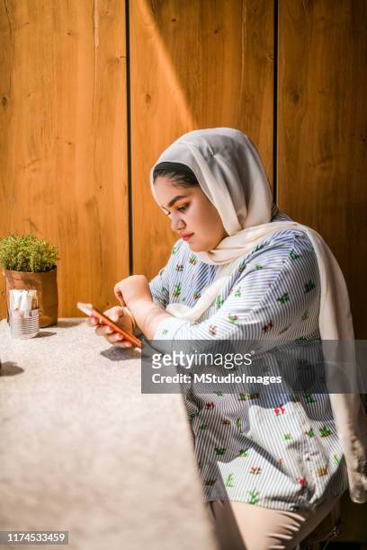 text messaging. - chubby arab stock pictures, royalty-free photos & images