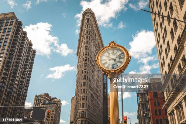 5th avenue clock - new york avenue fotografías e imágenes de stock