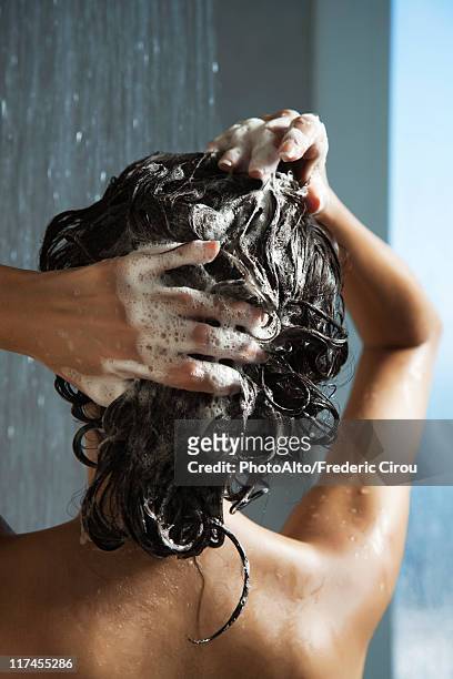 woman washing her hair in shower - shampoo photos et images de collection