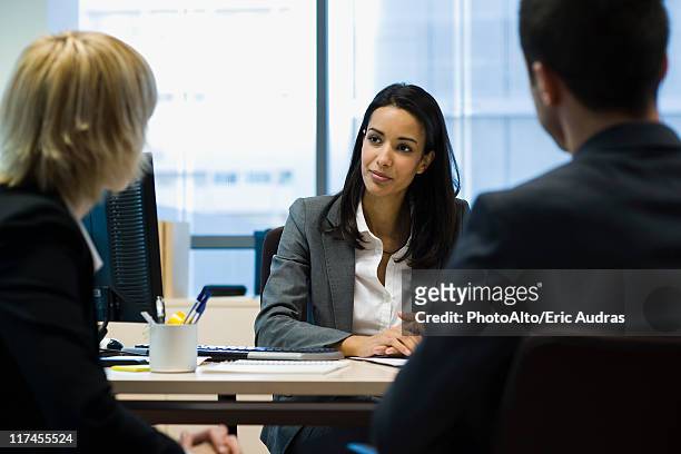 female executive talking to business partners - banken stock-fotos und bilder