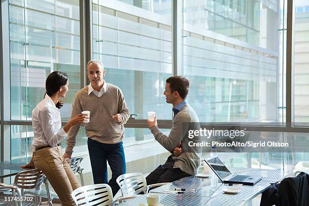 colleagues taking coffee break in office cafeteria - pause café photos et images de collection