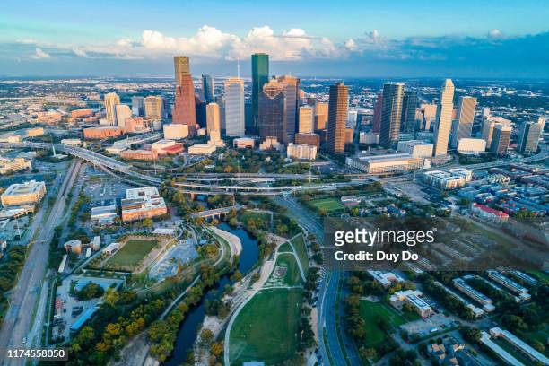 aerial view of skyline downtown houston and highway traffic at buffalo bayou park, houston, texas, usa - houston texas stock pictures, royalty-free photos & images