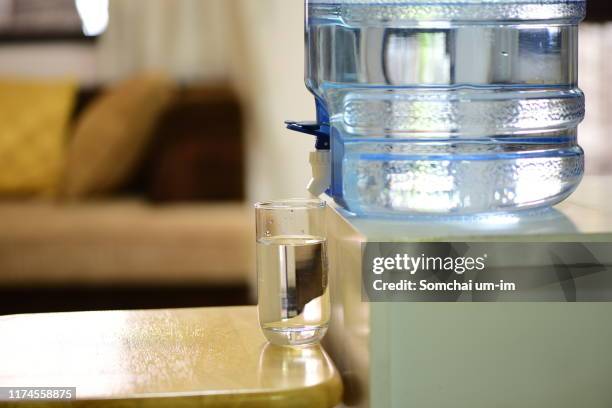 water cooler - dispensador de agua fotografías e imágenes de stock