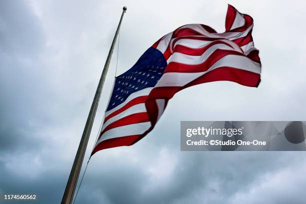 american flag - bandera a media asta fotografías e imágenes de stock