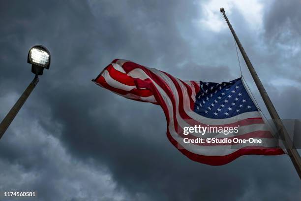flag - bandera a media asta fotografías e imágenes de stock