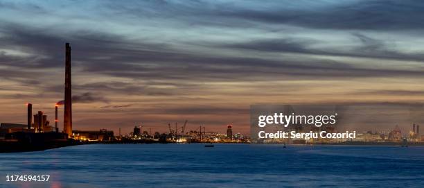 sunset dublin port - dublin city skyline stock-fotos und bilder