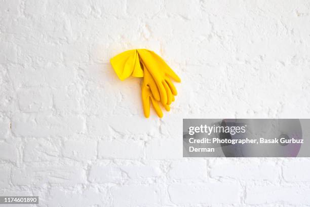 a pair of yellow rubber cleaning gloves - washing up glove - fotografias e filmes do acervo