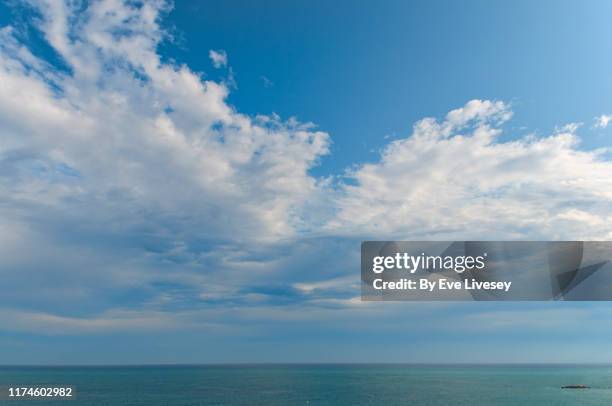 clouds over the mediterranean sea - 高層雲 個照片及圖片檔