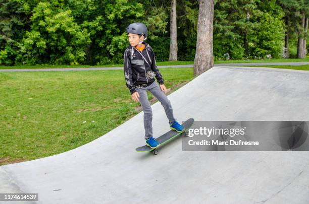 boy im skatepark - boy skatepark stock-fotos und bilder