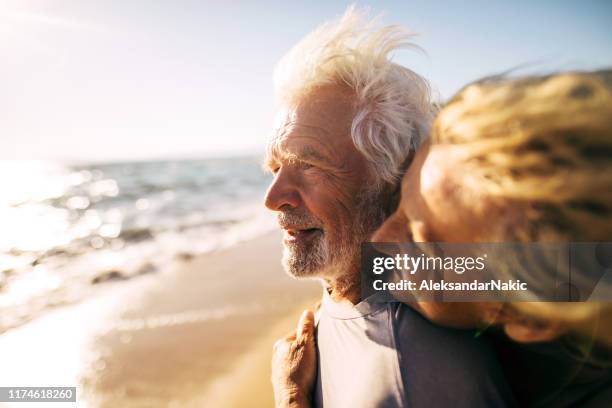 verbringen sie unsere goldenen jahre am meer - 75 years stock-fotos und bilder