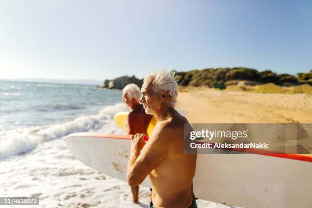 amici che vanno a fare surf - extreme foto e immagini stock