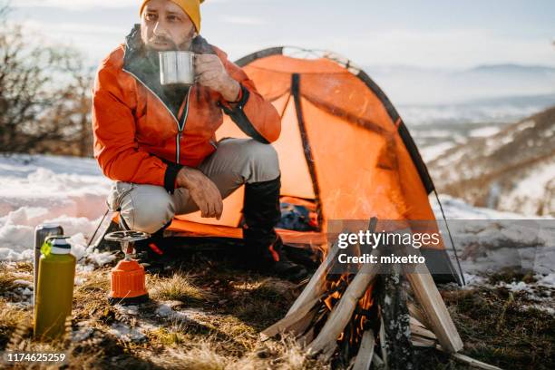 hete thee het beste ding in koude besneeuwde dagen - camping stove stockfoto's en -beelden