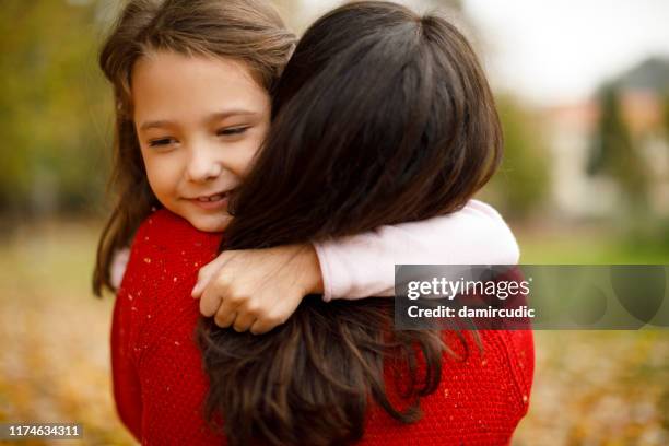 madre e hija jugando en el parque - adopción fotografías e imágenes de stock