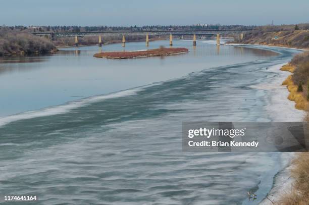 south saskatchewan river spring ice - south saskatchewan river 個照片及圖片檔