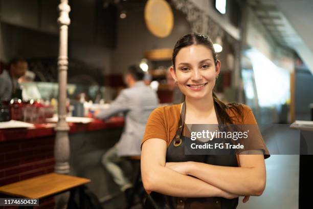 retrato da empregada de mesa na pizzaria - pizzeria - fotografias e filmes do acervo