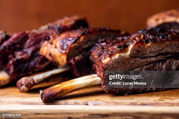 beef ribs on wood board - beef ribs stockfoto's en -beelden