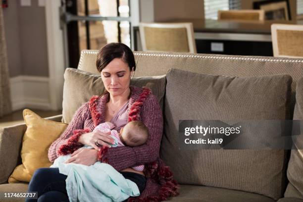 moeder nursing baby meisje thuis - alleen babys stockfoto's en -beelden