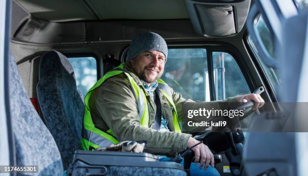 hombre hispano conduciendo un camión - trucker fotografías e imágenes de stock