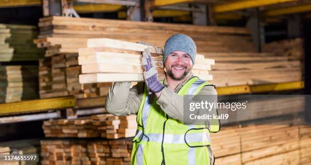 spansktalande man arbetar på lumber yard - carrying bildbanksfoton och bilder