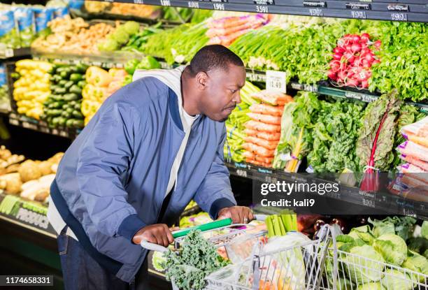 afroamerikanischer mann im supermarkt produzieren gang - chubby man shopping stock-fotos und bilder