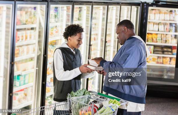far och tonårsson köpa livsmedel i supermarket - teenager boy shopping bildbanksfoton och bilder