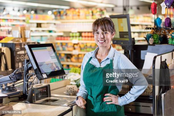 kassiererin an der supermarktkasse - female supermarket stock-fotos und bilder