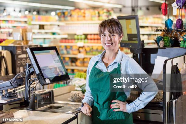 cashier bij supermarket checkout lane - supermarket register stockfoto's en -beelden