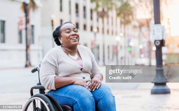 afroamerikanische frau mit spina bifida - of deformed people stock-fotos und bilder