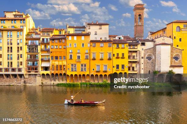 florentijnse gondel touring arno river - gondola traditional boat stockfoto's en -beelden