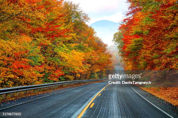 ニューハンプシャー州のカンカマガス高速道路の秋 - ホワイト山脈 ストックフォトと画像