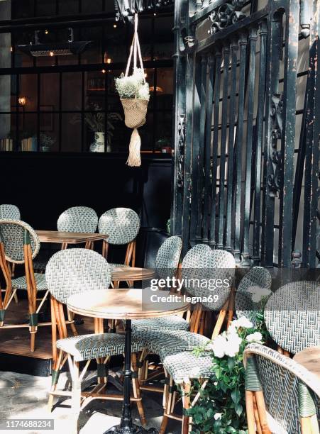 een rustige vakantie in saint germain-des-près, parijs - bar paris stockfoto's en -beelden