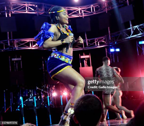 Simmie Rsa Singer 71 Simmy Stock Photos, High-Res Pictures, and Images - Getty Images