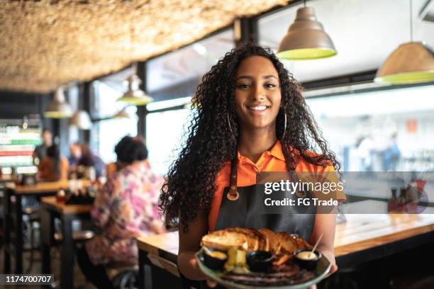 serveerster houden/het tonen van een sandwich - kelner stockfoto's en -beelden