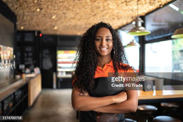 porträt der afrikanischen ethnischen kellnerin / besitzerin im restaurant - black cook stock-fotos und bilder